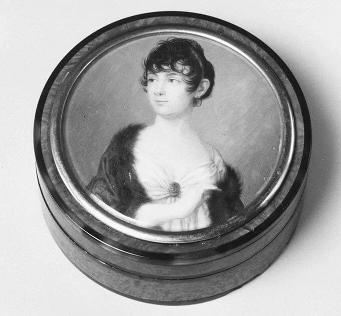 circular box with portrait